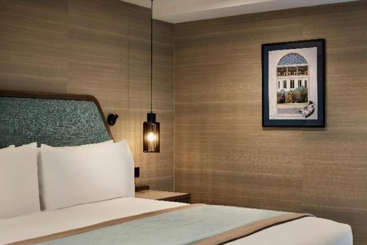 Ropa de cama hipoalergénica y caja de seguridad en la habitación