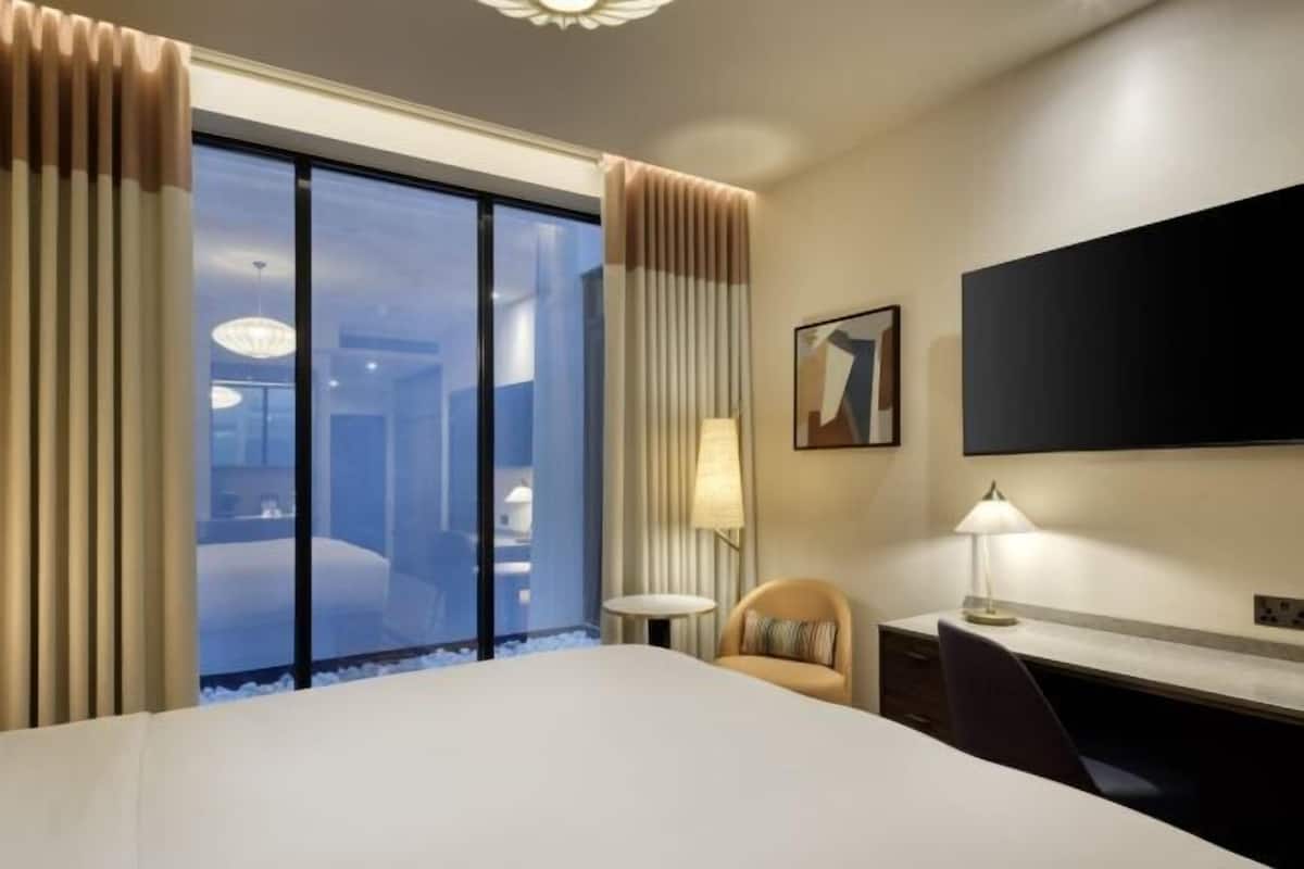 Hypo-allergenic bedding, in-room safe, laptop workspace, blackout drapes