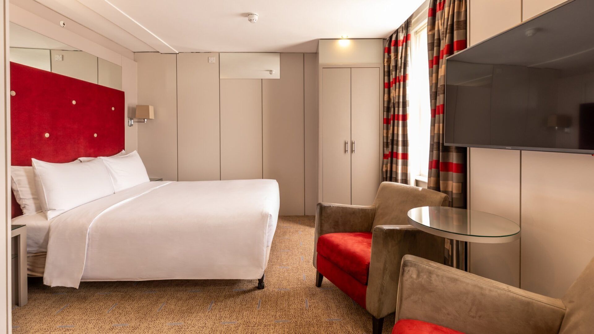 スーペリア ルーム クイーンベッド 1 台 | 低刺激性寝具、セーフティボックス (室内)、ノートパソコン用作業スペース、遮光カーテン