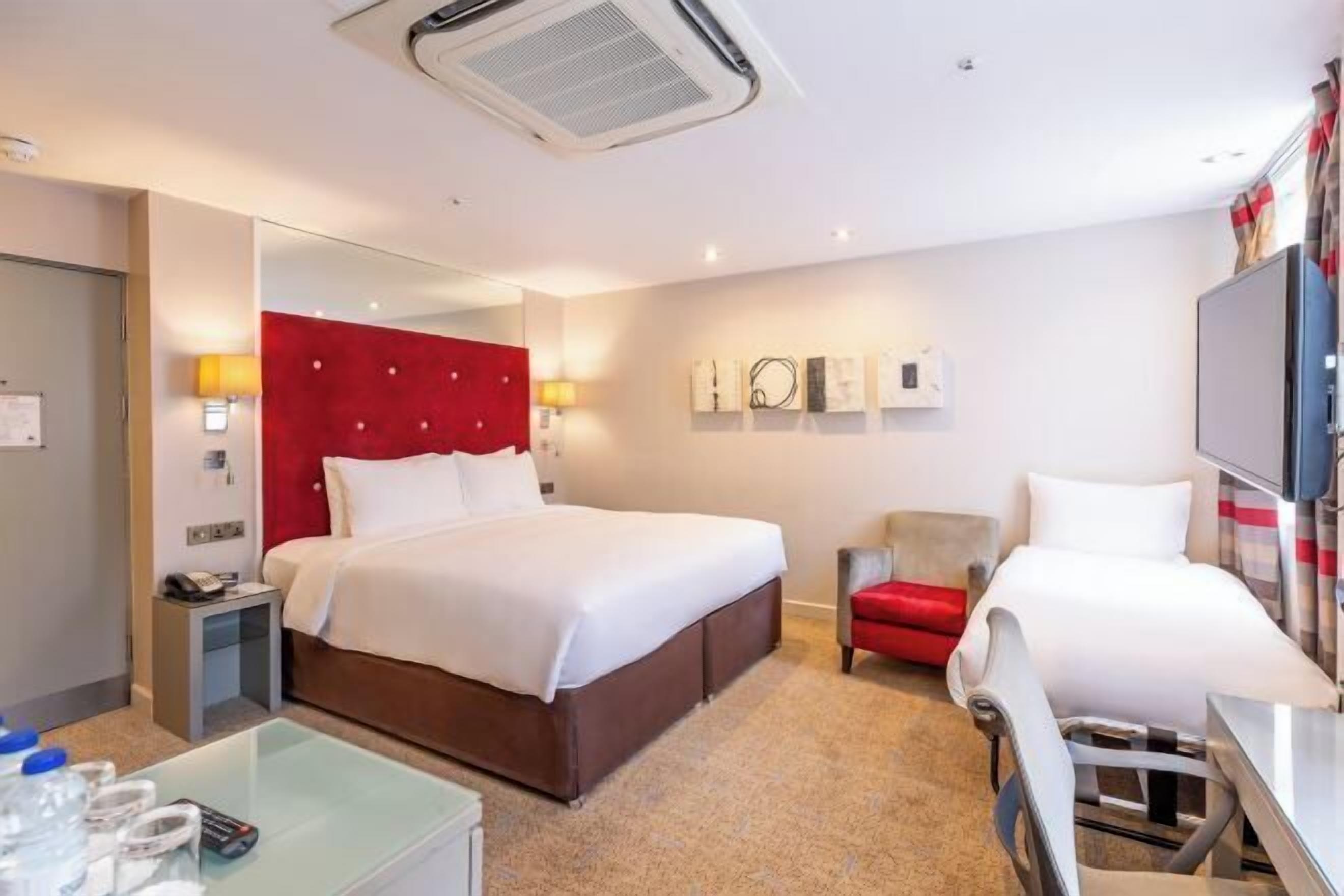 저자극성 침구, 객실 내 금고, 노트북 작업 공간, 암막 커튼