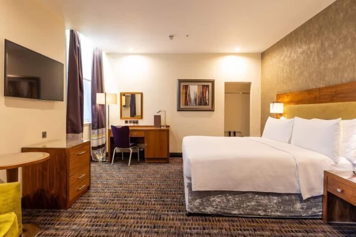 Hypo-allergenic bedding, in-room safe, laptop workspace, blackout drapes