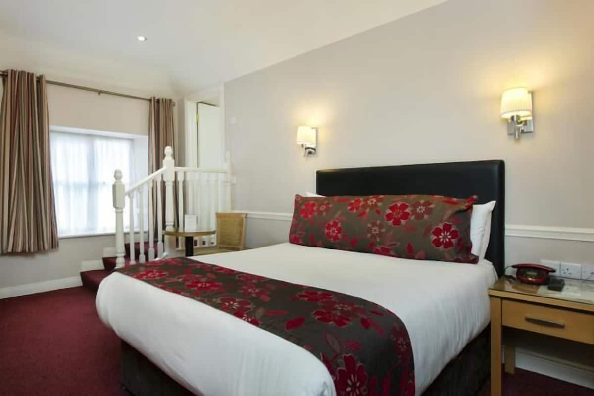 In-room safe, desk, iron/ironing board (on request), WiFi (free)