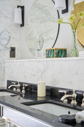 Combined shower/tub, free toiletries, hair dryer, towels