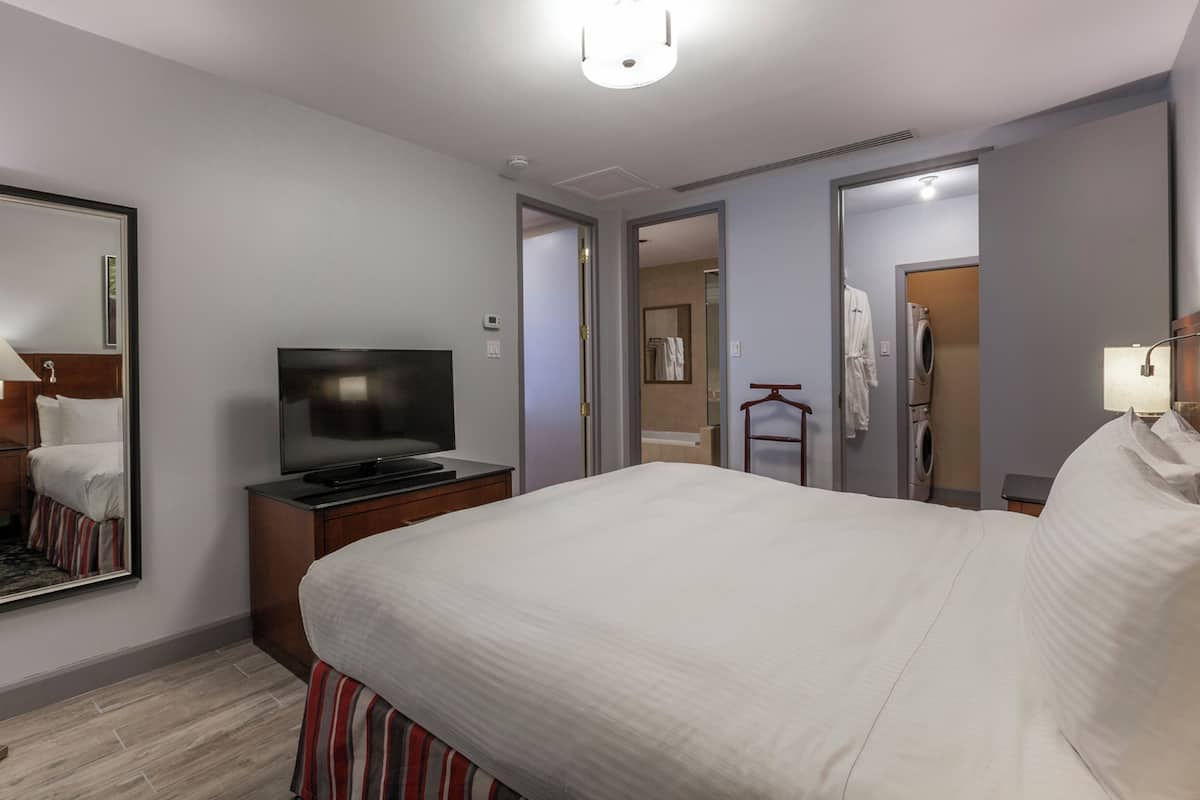 1 bedroom, premium bedding, in-room safe, desk