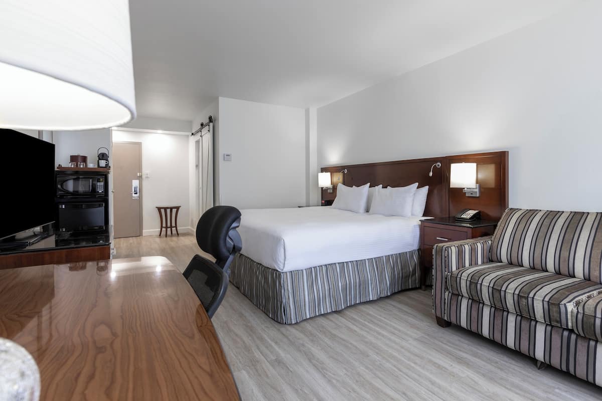 Executive Room, 1 King Bed with Sofa bed | 1 bedroom, premium bedding, in-room safe, desk