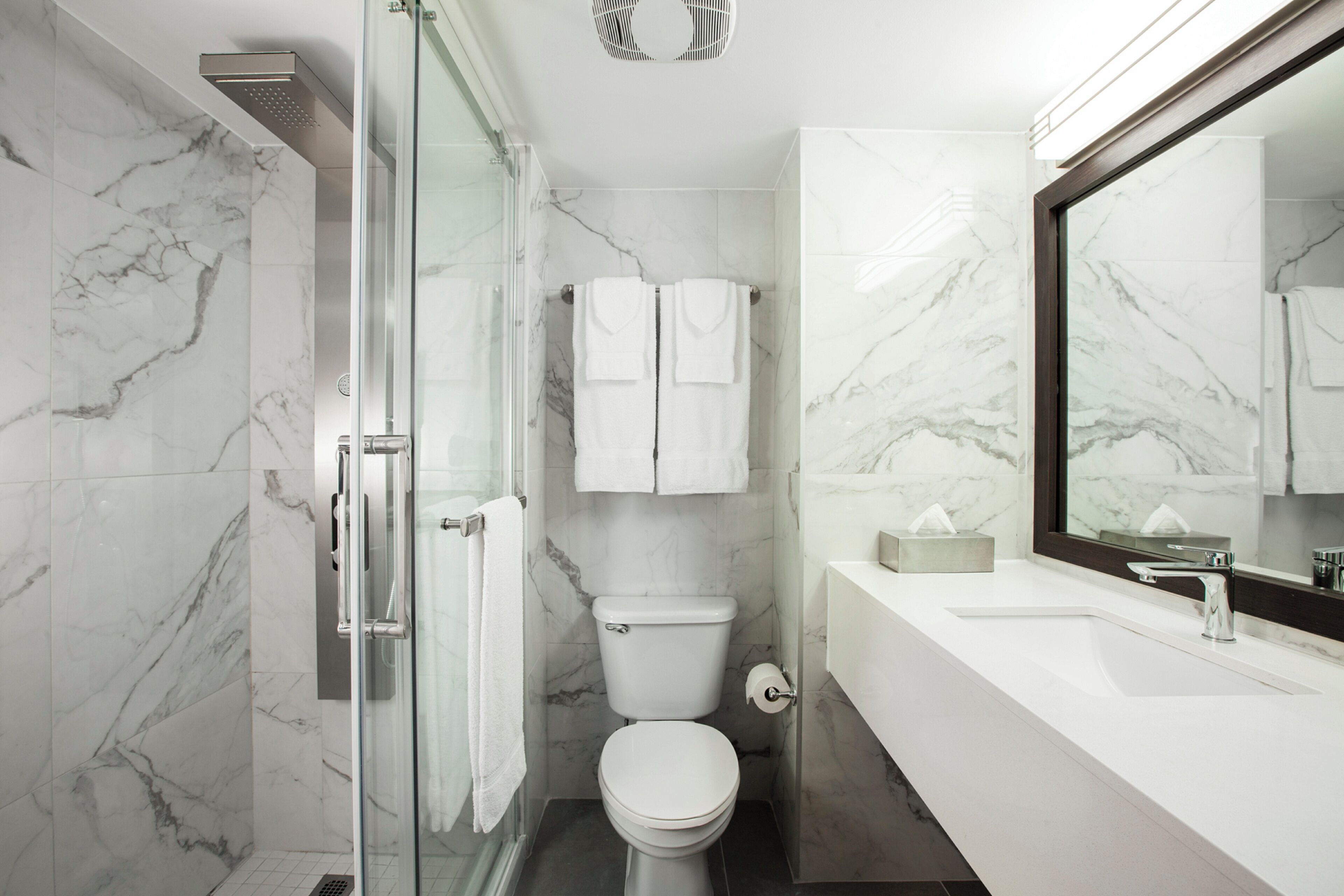 combined shower/bathtub, eco-friendly toiletries, hair dryer, towels