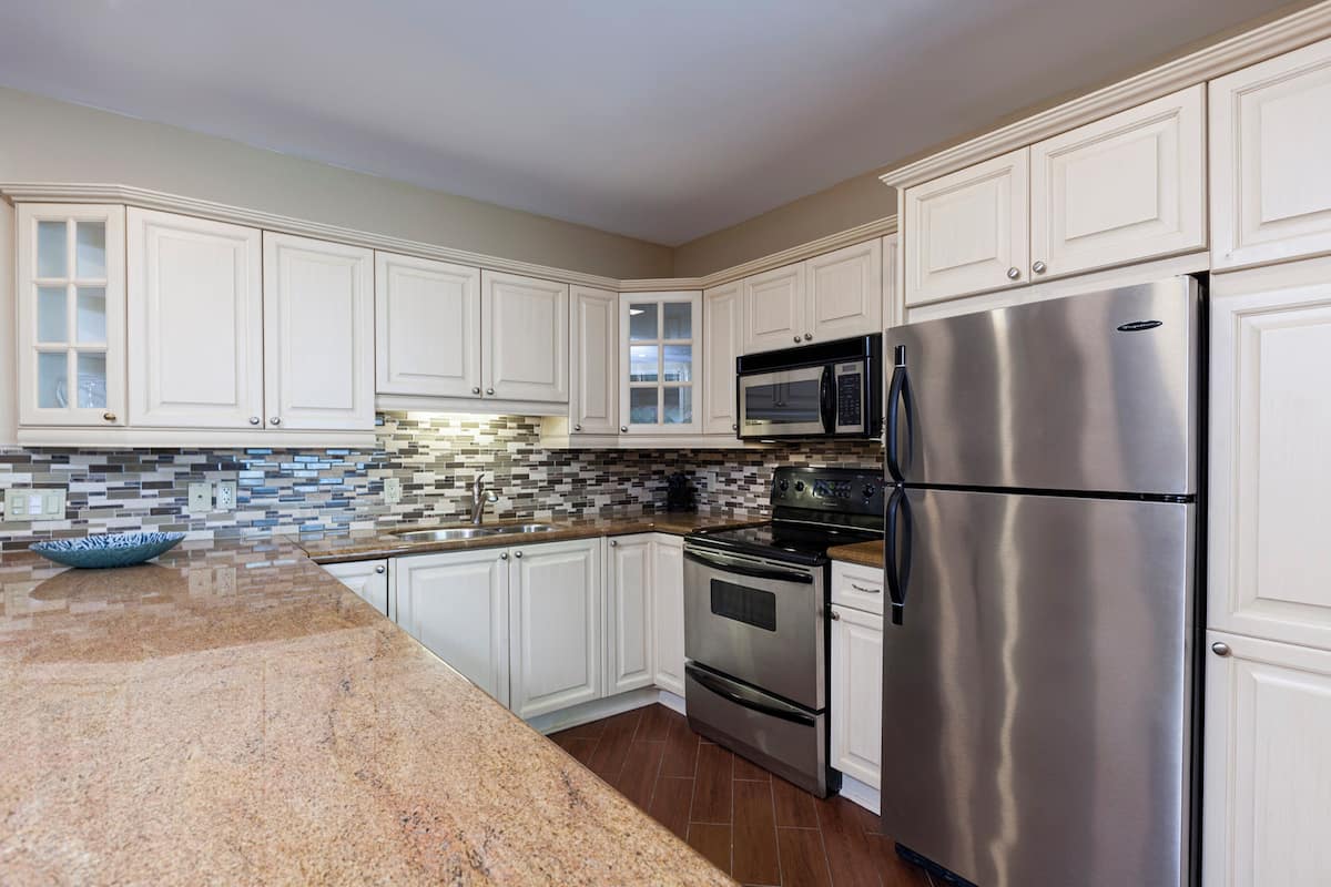 SUITE KING ROOM 127 | Private kitchen | Fridge, microwave, coffee/tea maker, electric kettle