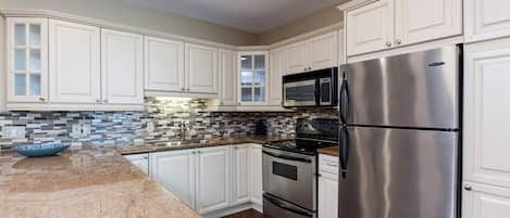 SUITE KING ROOM 127 | Private kitchen | Fridge, microwave, coffee/tea maker, electric kettle