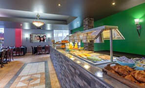 Café da manhã com buffet diário (CAD 25 por pessoa) 