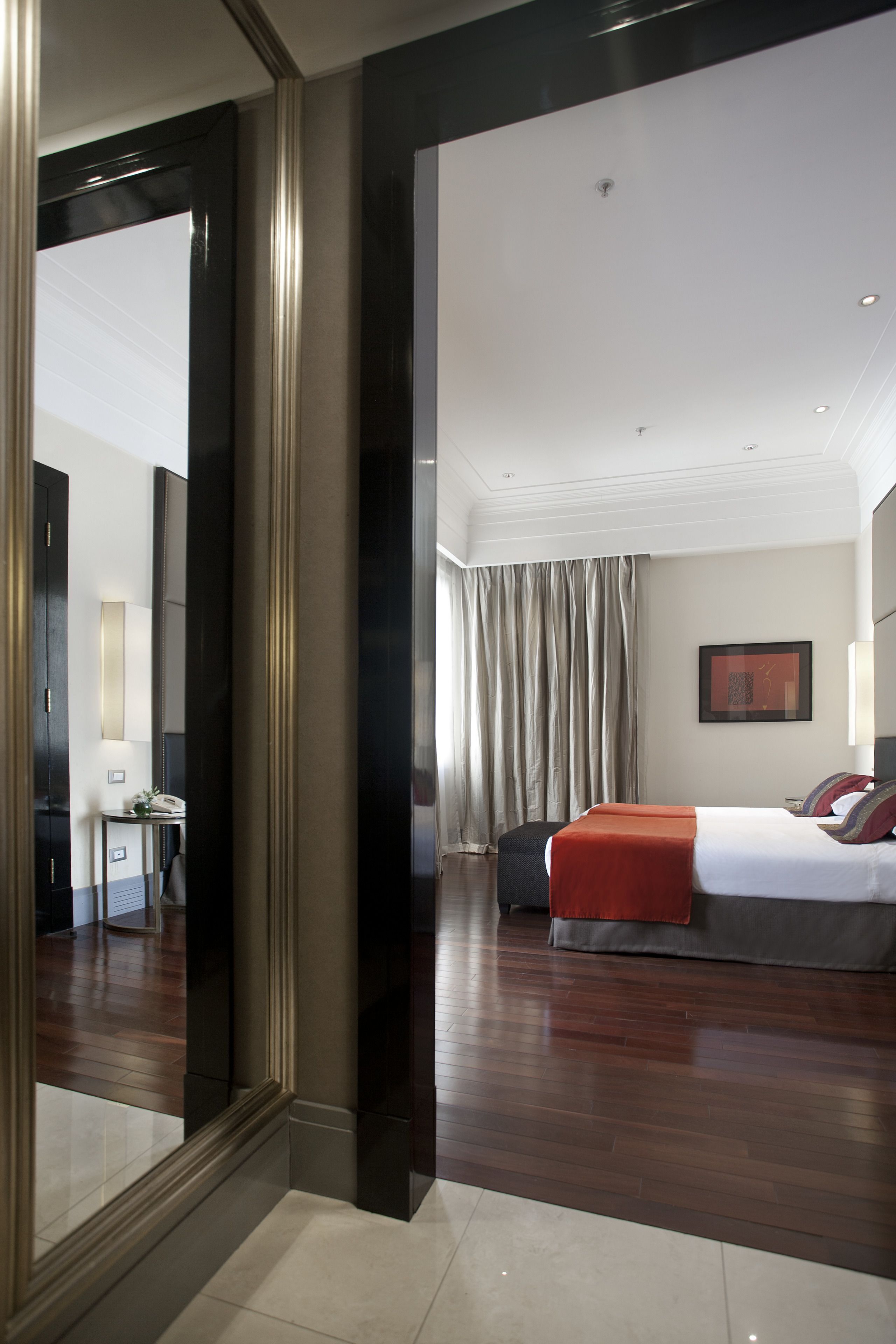 Literie hypoallergénique, couette en duvet d'oie, minibar