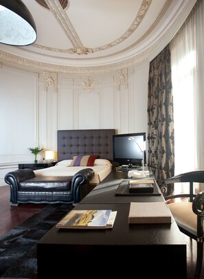 Suite, 1 King Bed, Corner | Hypo-allergenic bedding, down comforters, minibar, in-room safe