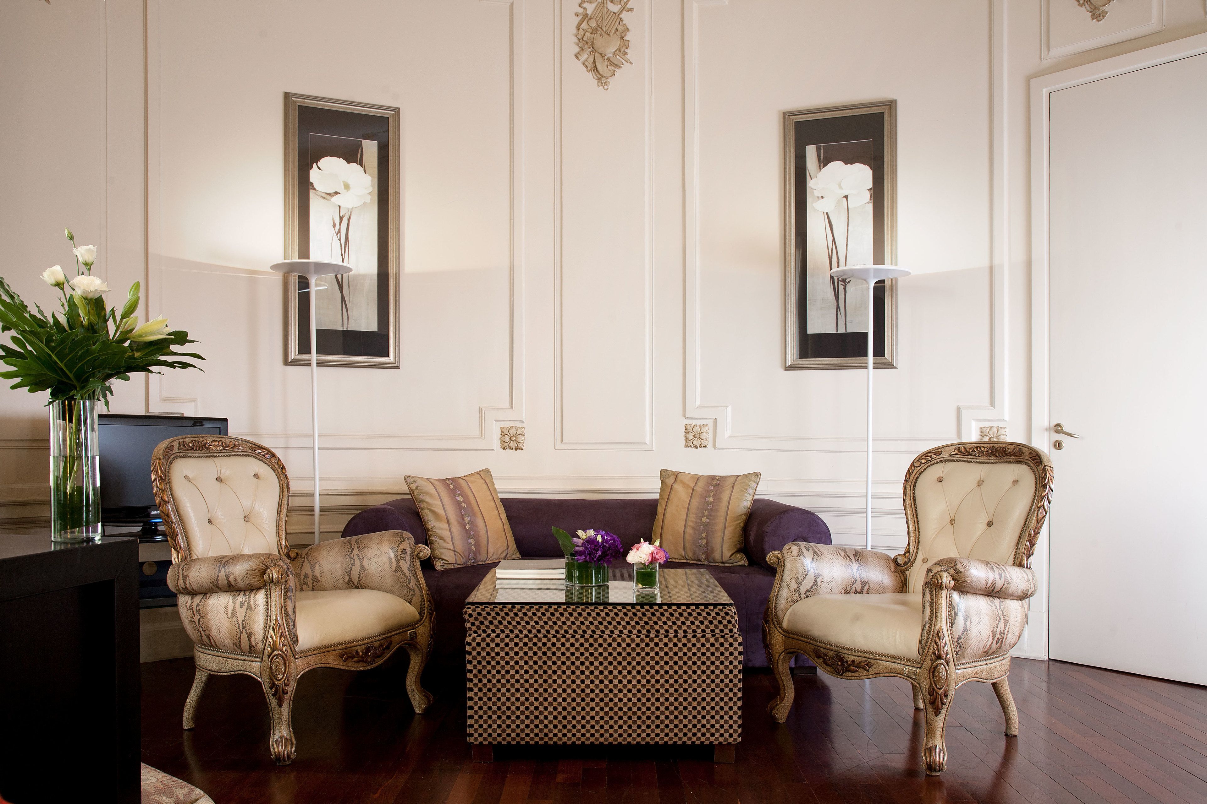 suite, 1 king bed, corner | living area | 32-inch lcd tv with cable channels, tv