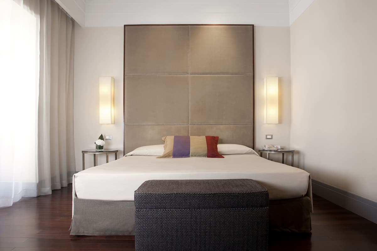 Executive Room, 1 King Bed | Hypo-allergenic bedding, down comforters, minibar, in-room safe