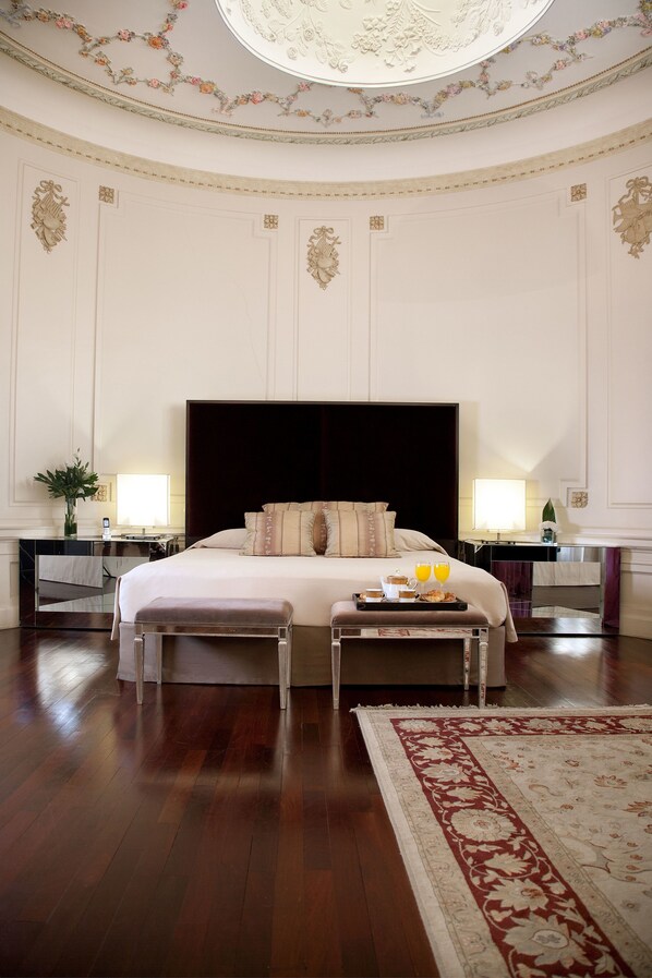 Suite, 1 King Bed, Corner