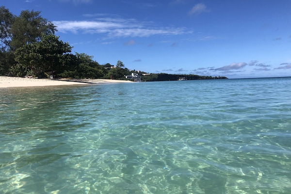Di pantai, pasir putih, kerusi lepak pantai, tuala pantai