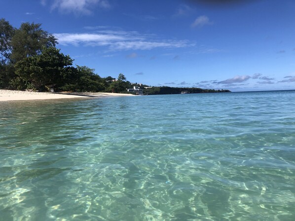 Ubicación a pie de playa, arena blanca, tumbonas y toallas de playa