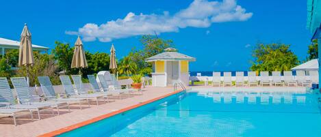 Kolam renang terbuka, payung kolam, kerusi lepak pantai