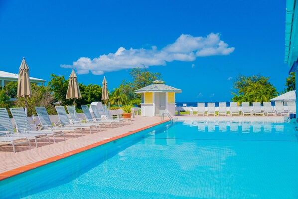 Piscine extérieure, parasols, chaises longues