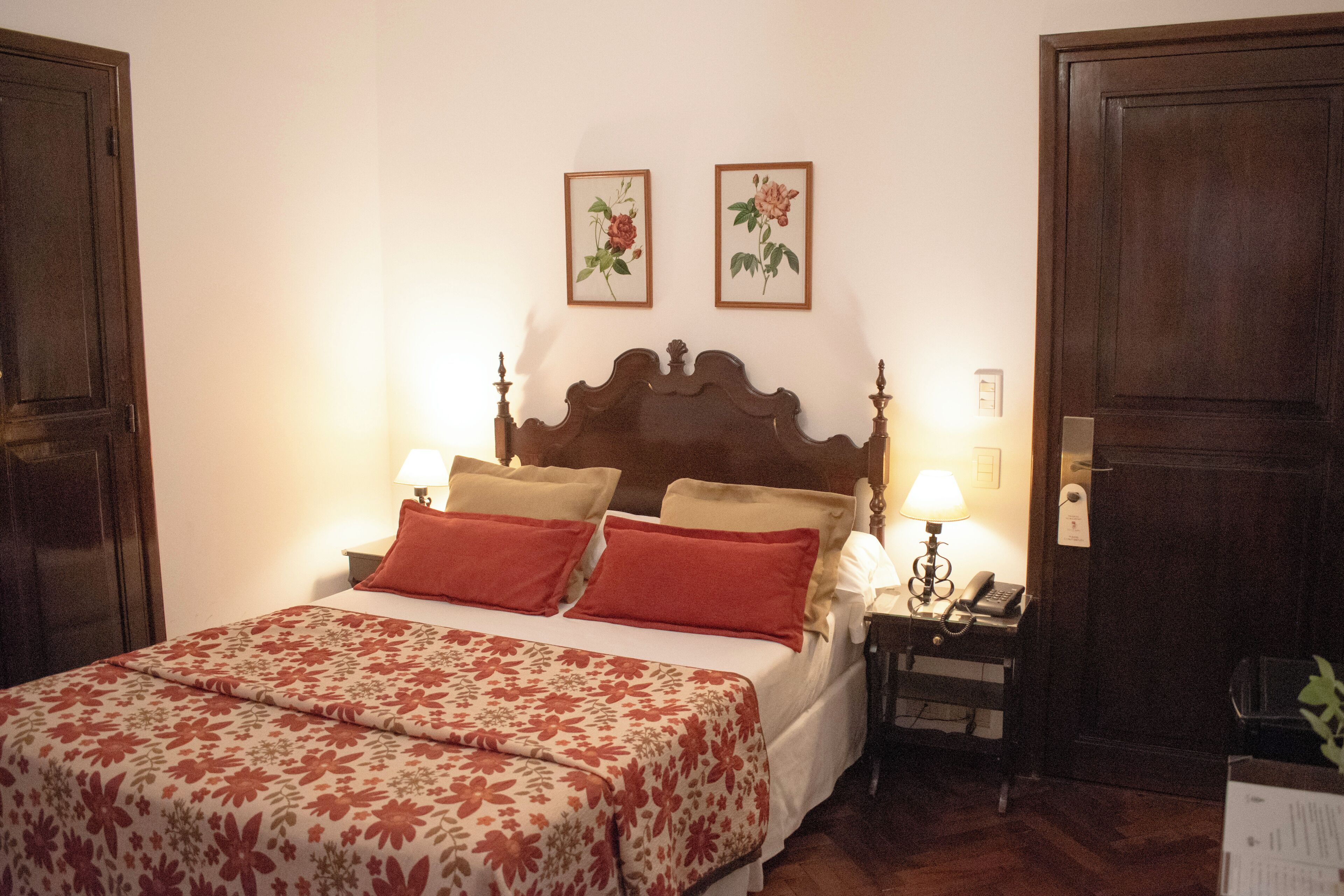 Minibar, caja de seguridad en la habitación y decoración personalizada 