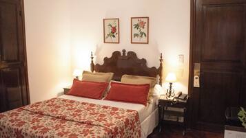 Minibar, caja de seguridad en la habitación y decoración personalizada