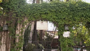 A gated entrance with a sign for 'Hotel Salina PISCINA' and 'Gimnasio Quinchoco'.