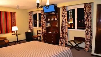 Minibar, caja de seguridad en la habitación y decoración personalizada