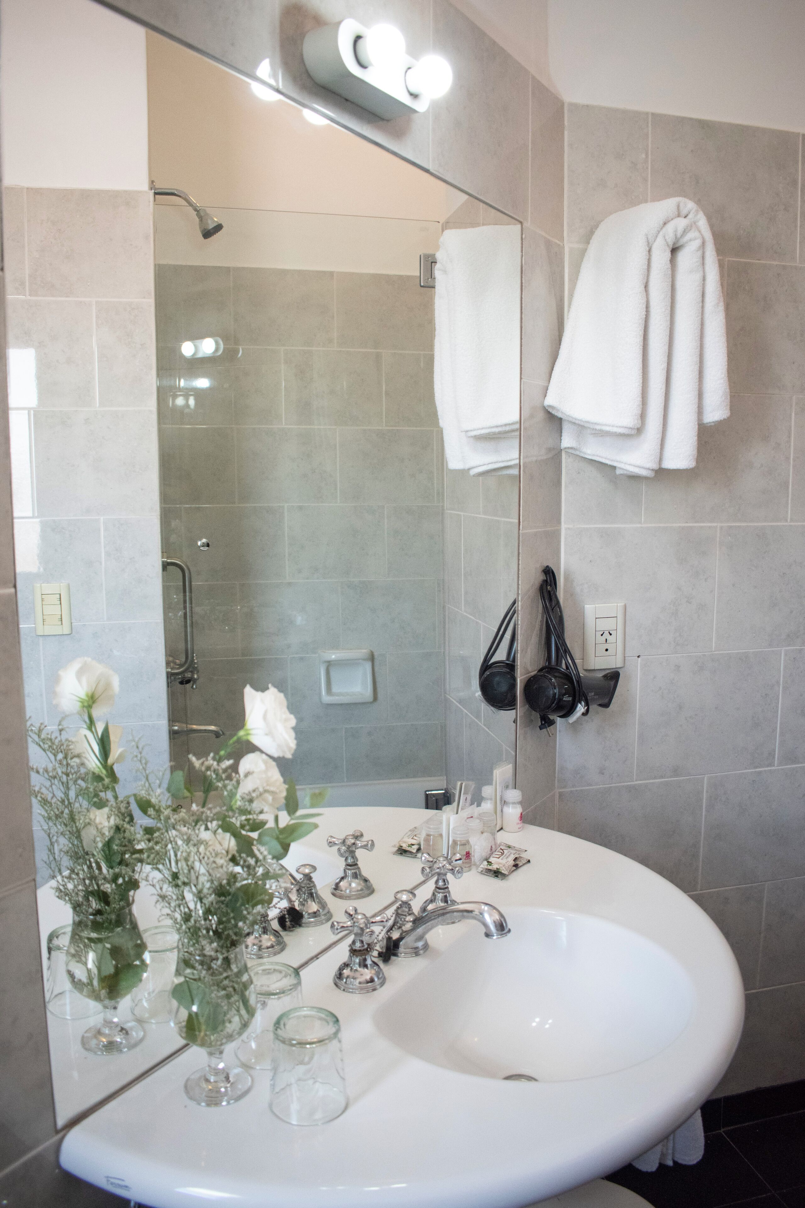 executive double room | bathroom | free toiletries, hair dryer, bidet, towels