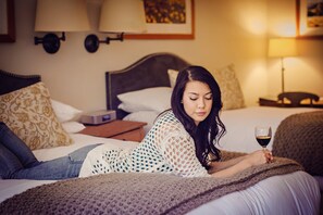 Premium bedding, pillowtop beds, in-room safe, individually decorated - Napa River Inn (Napa)