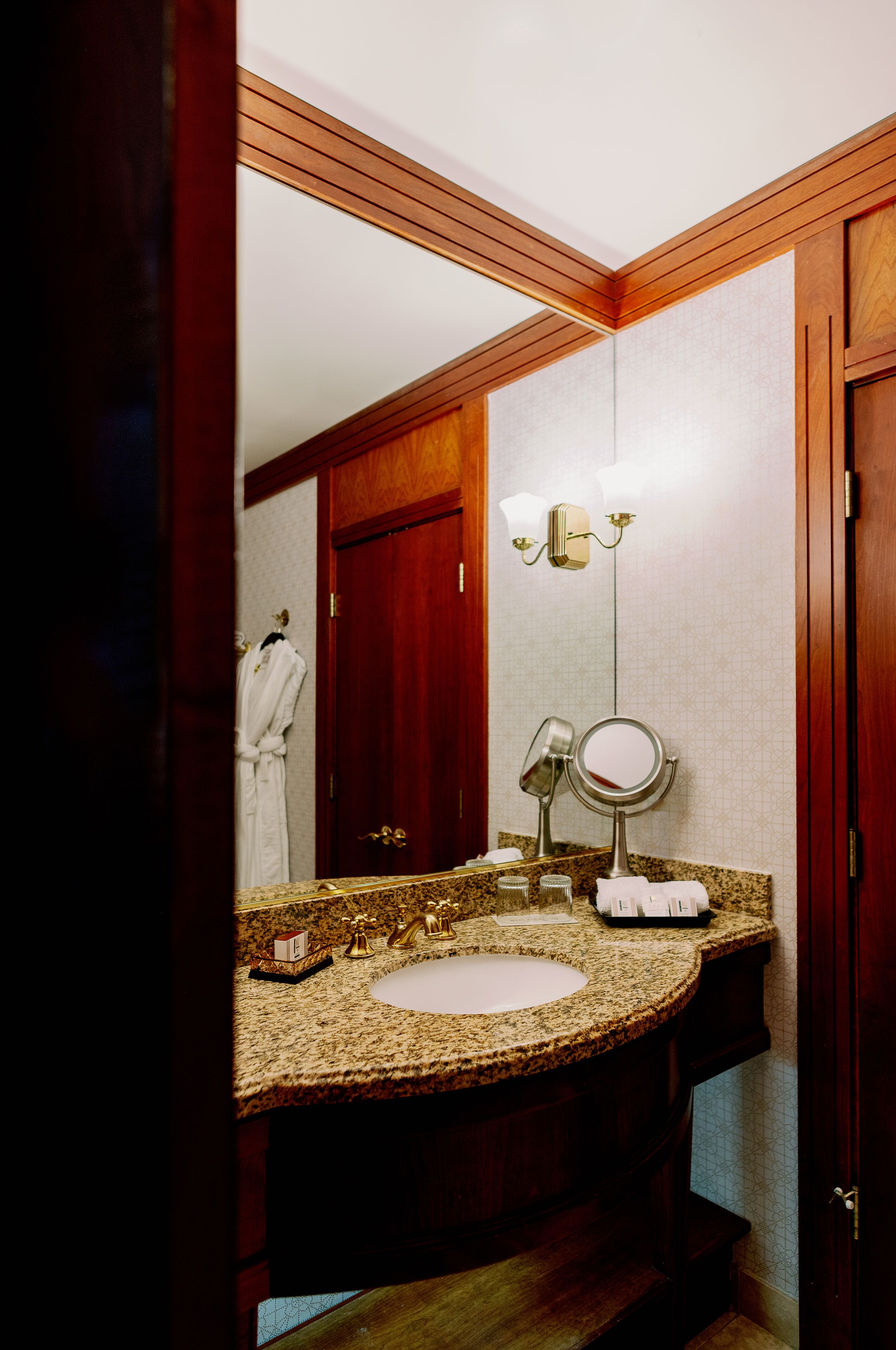 standard room, 1 queen bed | 1 bedroom, premium bedding, pillow-top beds, in-room safe