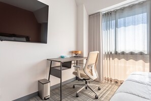 Cubrecamas, caja de seguridad en la habitación y muebles diferentes 