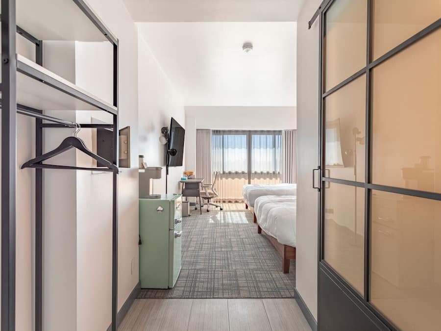 Deluxe tweepersoonskamer, 2 queensize bedden | Donzen dekbedden, een kluis op de kamer, individueel gemeubileerd