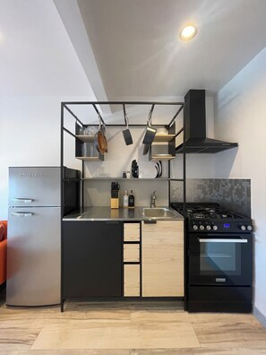 Condo, 1 Queen Bed with Sofa bed | Private kitchen | Microwave