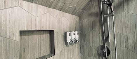 Apartment, 1 Queen-Bett und Schlafsofa | Badezimmer | Dusche, kostenlose Toilettenartikel, Haartrockner, Hausschuhe