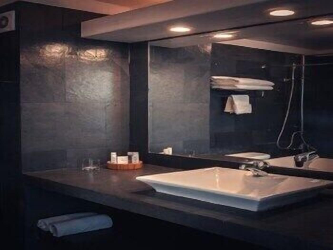 Bathroom | Shower, rainfall showerhead, free toiletries, hair dryer