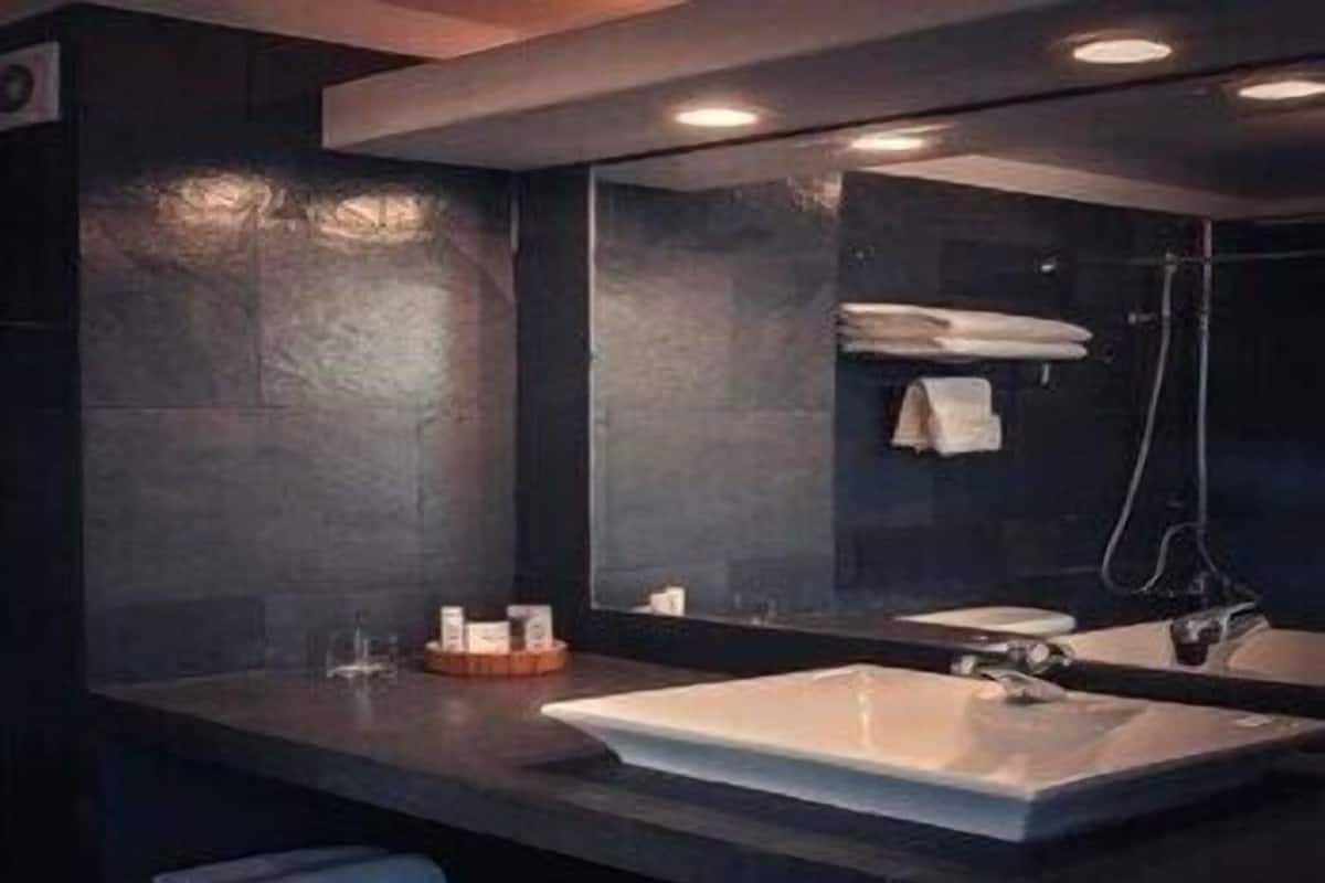 Bathroom | Shower, rainfall showerhead, free toiletries, hair dryer
