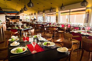 Petit-déjeuner, déjeuner et dîner servis sur place, vue sur la mer