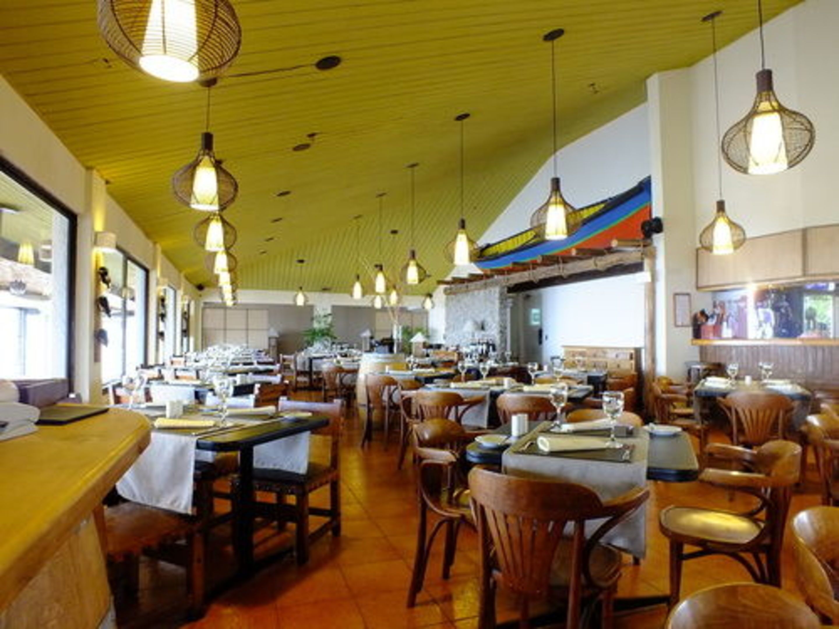 breakfast, lunch, dinner served; sea views