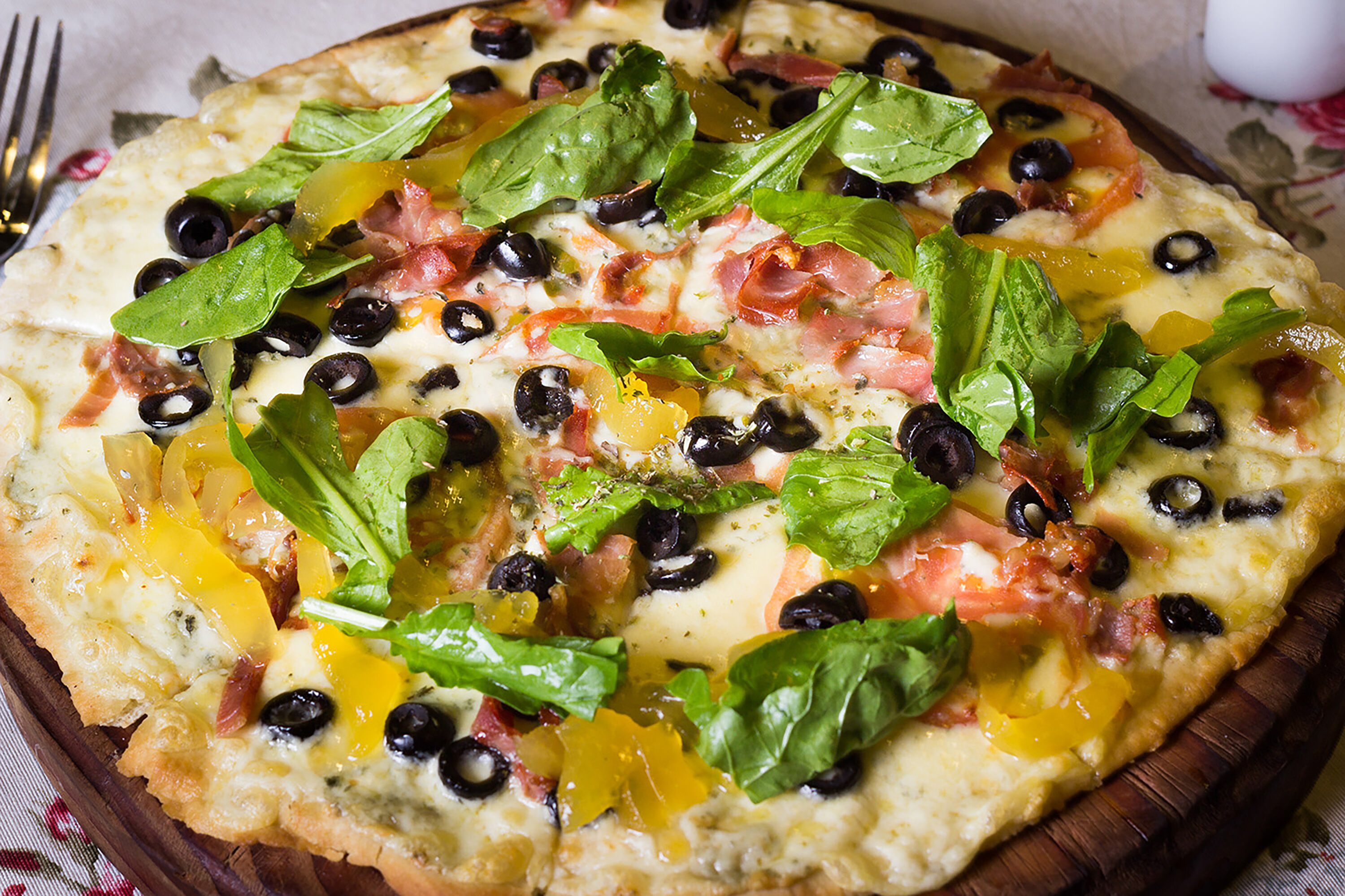 Eine Pizza mit verschiedenen Belägen.