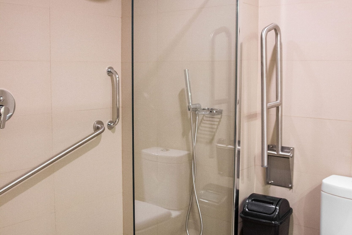 economy room | bathroom | shower, rainfall showerhead, free toiletries, hair dryer