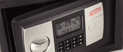 Un candado digital con teclado y pantalla que muestra la fecha.