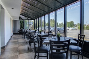 Breakfast and dinner served - La Saguenéenne - Hôtel et Centre de Congrès (Saguenay)