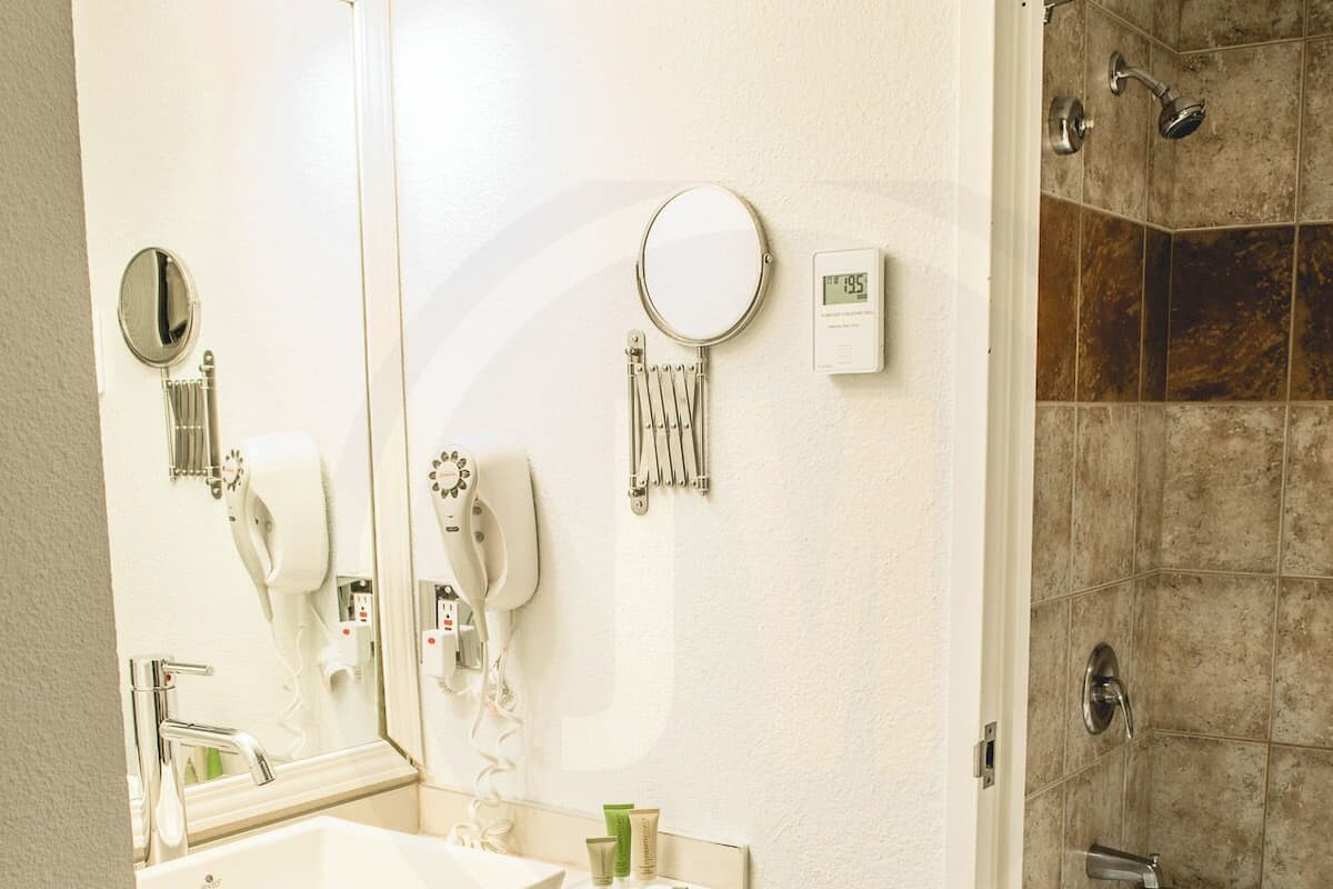 Bañera con ducha, artículos de tocador gratuitos, secador de pelo, batas