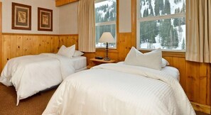 Alpine Room, 2 Twin Beds, Private Bathroom | 高档床上用品、免费 WiFi、床单