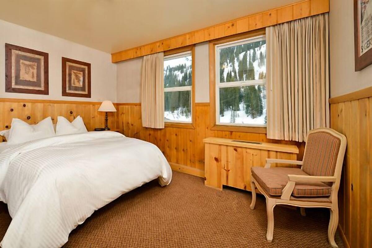 Alpine Room, 1 Queen Bed, Private Bathroom