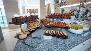 A buffet with various food items including brownies, cookies, and sandwiches. - Amérian Buenos Aires (Buenos Aires)