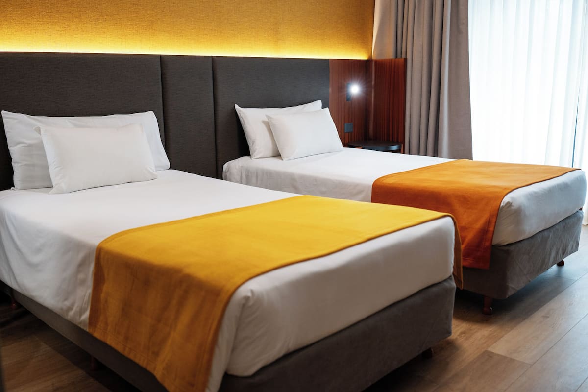 Seprai premium, minibar, brankas, dan meja kerja