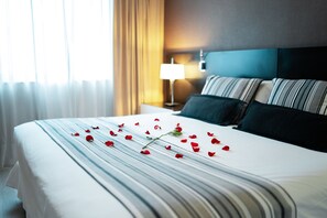 Habitación superior, 1 cama de matrimonio | Ropa de cama de alta calidad, minibar, caja fuerte y escritorio