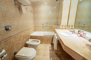 Bathtub, free toiletries, hair dryer, bidet