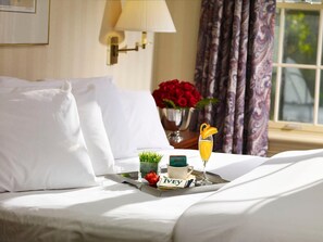 Escriptori, espai de treball apte per a portàtils i cortines opaques