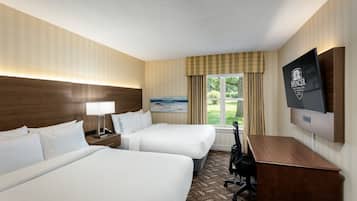 Escritorio, espacio para trabajar con laptop y cortinas blackout